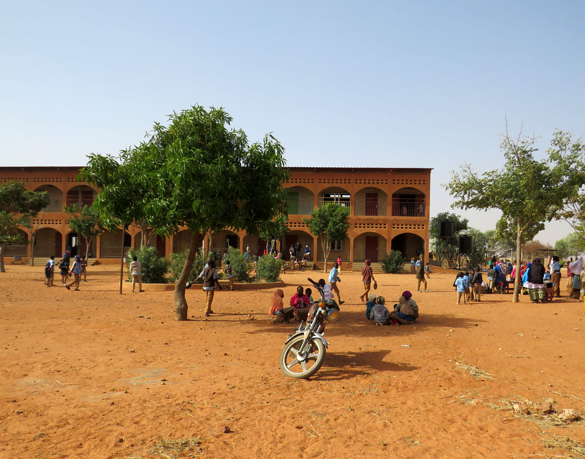Edificio de la escuela de primaria Santa Mónica de Dosso, Níger.